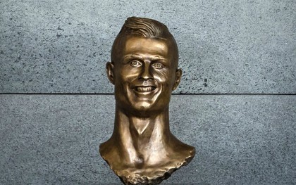Người hâm mộ bất ngờ lập chiến dịch đòi đưa bức tượng Ronaldo "mặt méo" trở lại