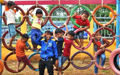 Nhận về những vỏ lốp ô tô hư hỏng và đây là cách mà nhóm bạn trẻ tạo nên một sân chơi cho các em nhỏ ở Bình Phước