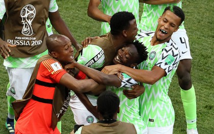 Nigeria quật ngã Iceland, thắp hy vọng cho Messi