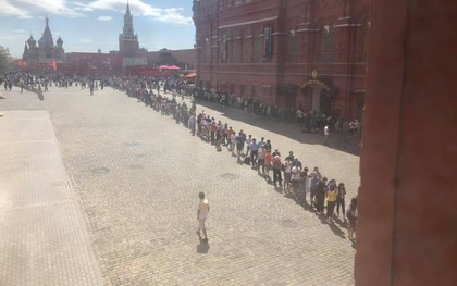 Hàng ngàn CĐV World Cup xếp hàng ở Quảng trường Đỏ viếng lăng Lenin
