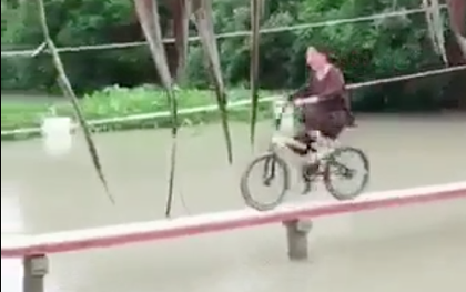 Clip: Bé gái hoàn thành thử thách cực khó "đạp xe qua cầu khỉ" chỉ trong 10 giây