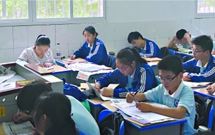 Ám ảnh kinh hoàng của học sinh: Mẹ "trực thăng" ngồi học cùng con 3000 tiết để thấy sự thay đổi trong thái độ làm bài tập về nhà