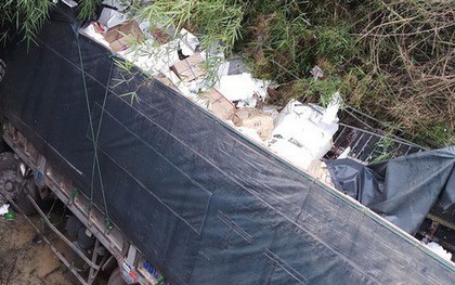 Xe tải lao xuống cầu, phụ xe tử vong