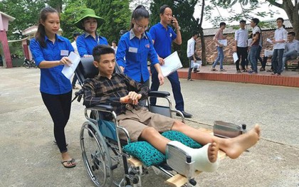Nghệ An: Đội tình nguyện đến tận nhà đón rồi đưa thí sinh gãy chân vào phòng thi