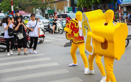 Người dân ngỡ ngàng với hình ảnh "sinh vật lạ" gây náo loạn tại hàng chục ngã tư Hà thành