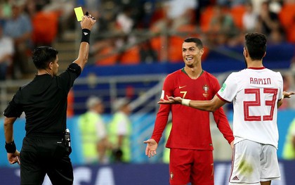 Tranh cãi gay gắt quanh tình huống Ronaldo thoát thẻ đỏ trực tiếp nhờ VAR
