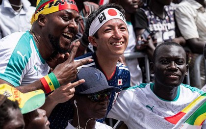 Sau trận hòa 2-2 giữa Nhật Bản và Senegal, fan của cả hai đội đồng thanh hát nhạc anime trên đường phố Nga