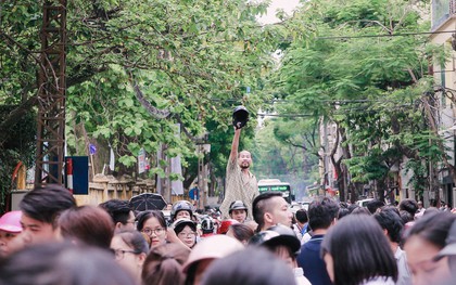 "Con ơi, bố ở đây": Bức ảnh ông bố vượt lên biển người đón con trong ngày thi khiến nhiều người xúc động