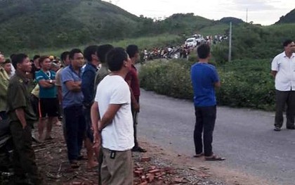 Nghệ An: Cột đường dây viễn thông đang dựng bị đổ vào đường dây điện, 4 người bị giật tử vong