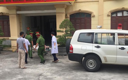 Xử kín gã đàn ông nhiễm HIV dâm ô bé gái 11 tuổi: Bị cáo đến tòa bằng cáng