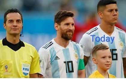 Thêm bức ảnh cho thấy khả năng "tiên tri" của Messi: Cười rất tươi khi đứng cạnh Rojo và trọng tài