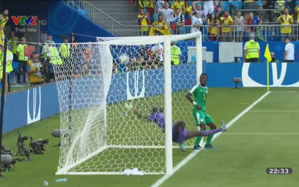 HÀI HƯỚC: Tuyển thủ Senegal tay chống nạnh nhìn đối phương ghi bàn