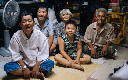 Bà Tư "củi dầu" và bữa cơm mỗi ngày 30 ngàn đồng nuôi cả gia đình 5 người giữa Sài Gòn