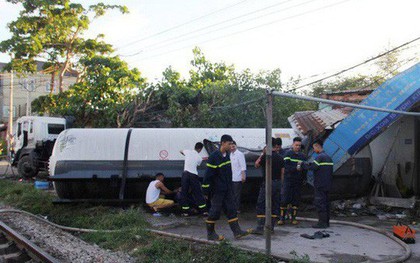 Tai nạn kinh hãi, xe bồn chở gas bị tàu hỏa tông téc gas bay vào nhà dân