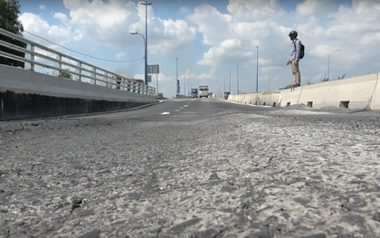 Cầu vượt hơn 200 tỷ đồng ở Sài Gòn vừa thông xe 1 ngày thì bị sụt lún và trồi nhựa