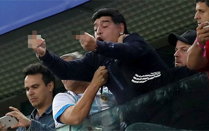 Maradona bị FIFA tước vai trò đại sứ vì giơ "ngón tay thối" về phía CĐV Nigeria