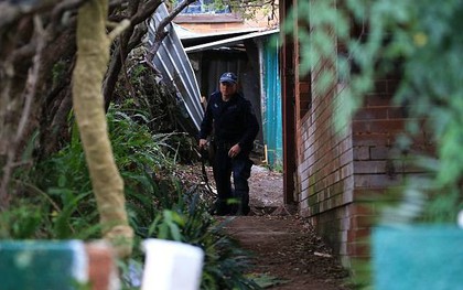 Úc: Dọn dẹp căn nhà bỏ hoang 10 năm, nhân viên vệ sinh phát hiện bí mật kinh hoàng trong tấm thảm