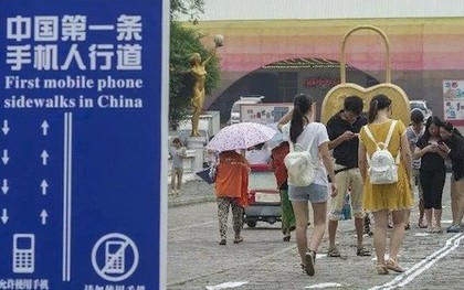 Trung Quốc "nhốt" người nghiện smartphone vào những làn đường đi bộ đặc biệt trên vỉa hè