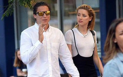 Amber Heard hớ hênh nhũ hoa khi công khai tình cảm với người yêu mới đầy thị phi