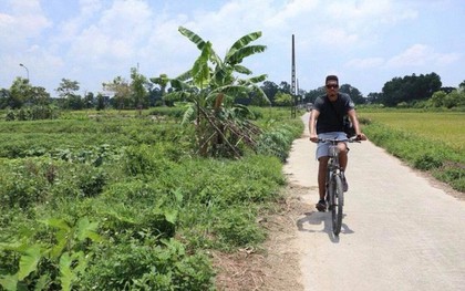 Sau clip đá cầu, Smalling uống nước mía, chạy xe đạp hàng chục cây số quanh Hà Nội