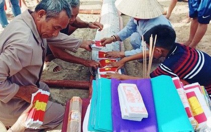 Cá hố rồng dài 5m, nặng gần 1 tạ trôi dạt vào bờ biển