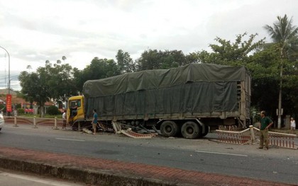 Sau tiếng nổ, xe tải "cày" nát hơn 20 mét dải phân cách