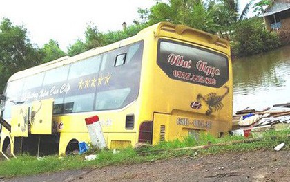 Hú vía xe khách tông nhà dân rồi lao thẳng xuống kênh