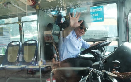 Những câu chuyện đáng yêu của bác tài xe buýt 54 và rổ tiền lẻ đầy tình người giữa Sài Gòn: "Nếu quên, bạn cứ lấy tiền lẻ để mua vé"