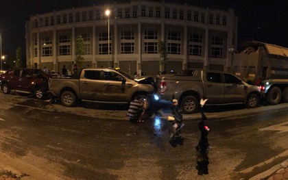 Hà Nội: 3 xe bán tải và 1 xe tải dồn toa thẳng tắp giữa phố