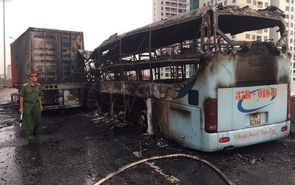 Hà Nội: Xe khách húc đuôi container rồi bốc cháy, 3 người thương vong