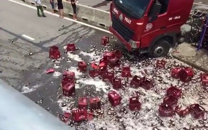 Thanh Hóa: Xe đầu kéo chở bia gặp nạn, hàng nghìn chai bia rơi vãi kín mặt đường