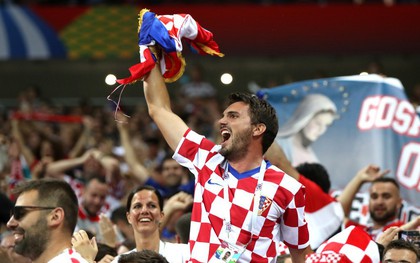 CĐV Croatia mừng phát điên khi đội nhà lần đầu tiên vào chung kết World Cup