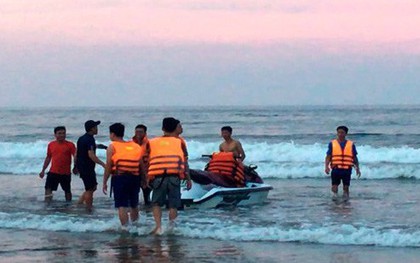 Thanh Hóa: Sóng đánh lật phao, cuốn trôi 4 người khi tắm biển