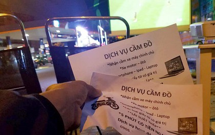 Chưa đến trận chung kết, tờ rơi “dịch vụ cầm đồ” đã được phát tận tay cho khách xem bóng đá tại quán cafe Sài Gòn