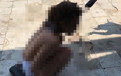 Vụ cô gái bị lột đồ, đổ mắm tôm và dầu luyn lên người: Người phụ nữ đi SH giằng co chiếc ví với cô gái và nói "Nó cho mày bao nhiêu tiền?"