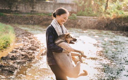 Bộ ảnh về người mẹ tần tảo cùng chú chó cưng trên cánh đồng khiến ai cũng xúc động nhớ về bóng hình thân thương của mẹ