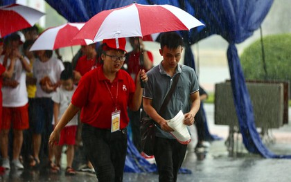 Gần 1.000 người đội mưa tham gia hiến máu trong ngày hội "Giọt hồng tri ân và Hành trình Đỏ lần thứ VI - 2018"