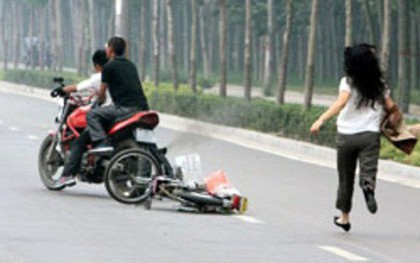 TP. HCM: Chở đôi nam nữ tới con hẻm, nữ tài xế GrabBike bị kẹp cổ, tấn công cướp xe táo tợn