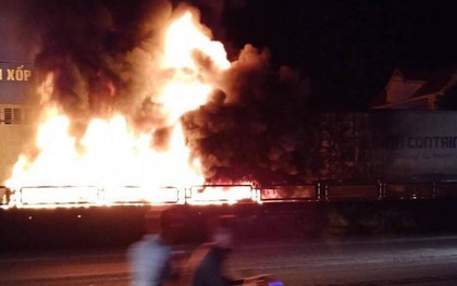 Nghệ An: Xe container đang chạy bỗng phát nổ rồi bốc cháy dữ dội, tài xế đạp cửa thoát thân