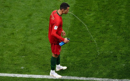 World Cup 2018: Tại sao các cầu thủ thi nhau súc miệng rồi nhổ nước ra sân?