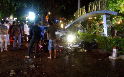 Ô tô mất lái lao vào quán cà phê, 2 nữ sinh 18 tuổi tử vong, nhiều khách đến xem chung kết World Cup bị thương