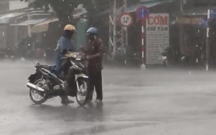 Clip "Bố dừng xe giữa đường mặc áo mưa cho con" gây tranh cãi trên MXH