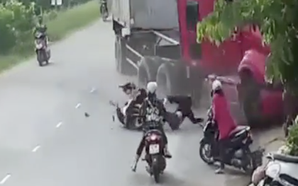 Bé gái 5 tuổi đang chơi trước nhà bị xe container húc tử vong, 4 người khác bị thương