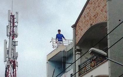 TP. HCM: Sau khi cầm dao đuổi chém vợ chạy thục mạng, người đàn ông trèo lên tòa nhà cao tầng vứt gạch đá xuống đường