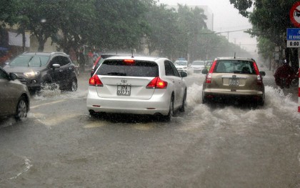 Mưa lớn nhiều ngày, người dân Nghệ An lội nước đi làm