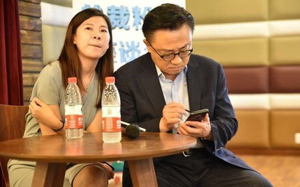 CEO Samsung bất ngờ bị bắt gặp sử dụng Galaxy Note 9 tại nơi công cộng