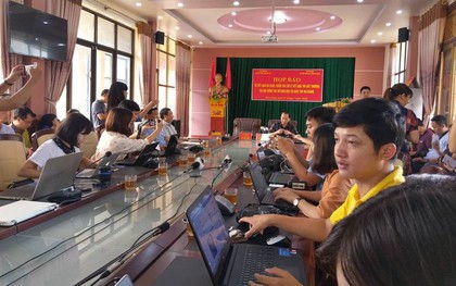 Phó Trưởng phòng khảo thí Hà Giang sửa đáp án bài thi THPT theo tin nhắn nhận được, quy trình chỉ 6s/trường hợp