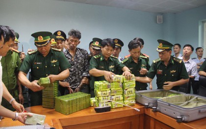 Nhân lúc mưa gió, 3 đối tượng vận chuyển 52 bánh heroin và 25kg ma tuý đá sang Việt Nam