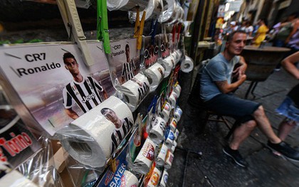 CĐV Napoli bày bán giấy vệ sinh in mặt Ronaldo