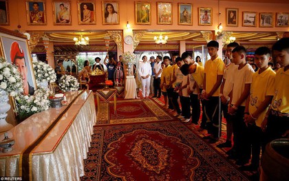 Sau ngày ra viện, đội bóng nhí Thái Lan đi chùa để cầu nguyện cho người thợ lặn đã mất khi giải cứu các em
